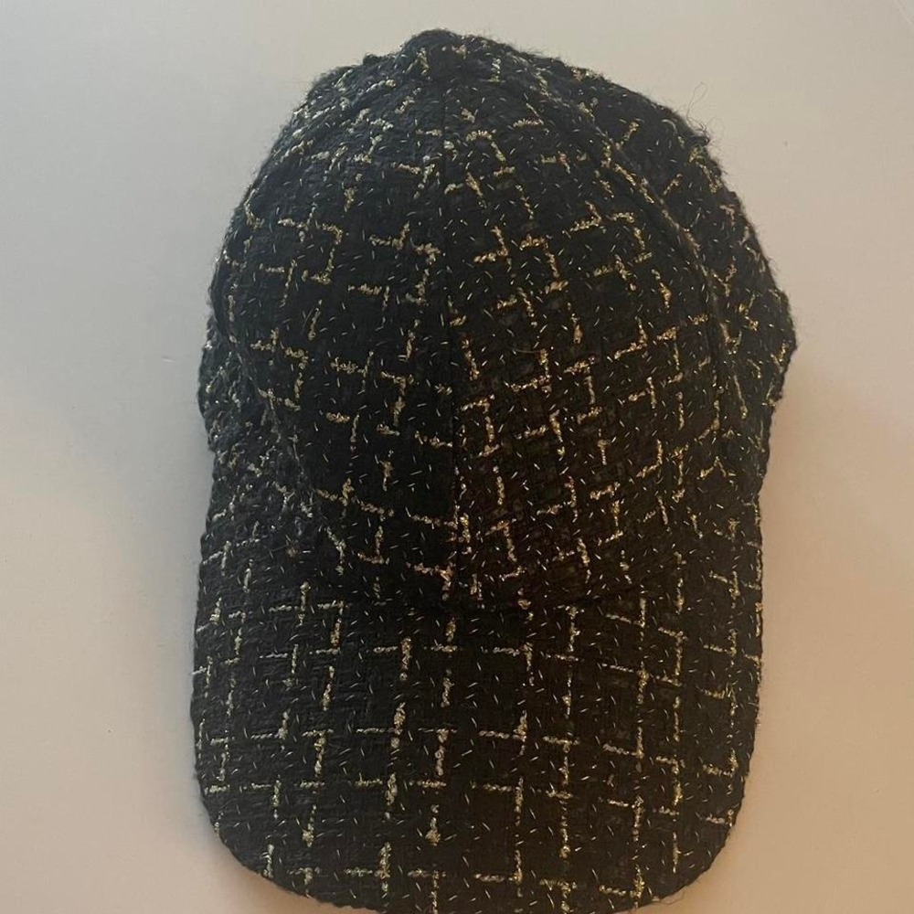 Wonderly tweed cap Black and gold adjustable cap.